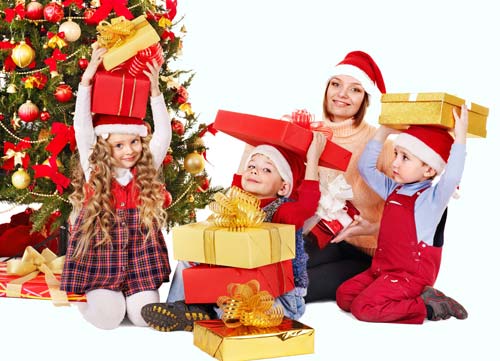 familj nära julgran