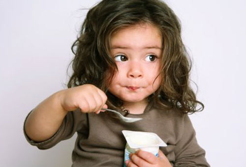 Hur man lär ett barn att äta med en sked och gaffel?