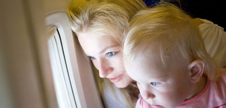 Flyg med ett barn: Vad ska man ta för att mamma och barn ska trivas