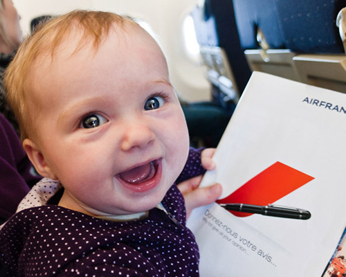 Flyg med ett barn: Vad ska man ta för att mamma och barn ska trivas