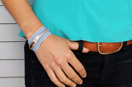 Armband för jeans ser elegant ut på armen