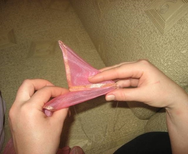 Hur man gör en båge med satinband med egna händer