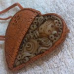 Kostymsmycken från polymerlera