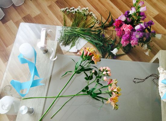 Kombination av alstroemeria och en liten ros för en bukett