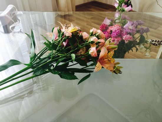 Kombinera alstroemeria och en liten ros för en bukett