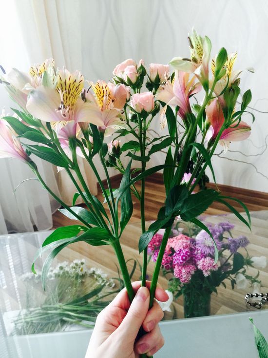 Vi lägger ut blommor i en bukett