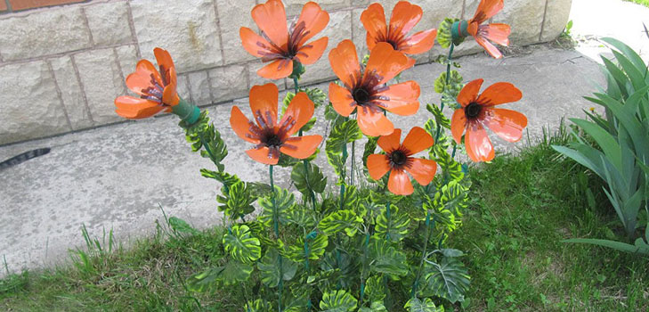 Blommor från plastflaskor: en mästerklass för att göra plasthantverk med egna händer