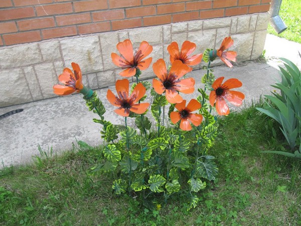 Blommor från plastflaskor: en mästerklass för att göra plasthantverk med egna händer Blommor från plastflaskor: en mästerklass för att göra plasthantverk med egna händer