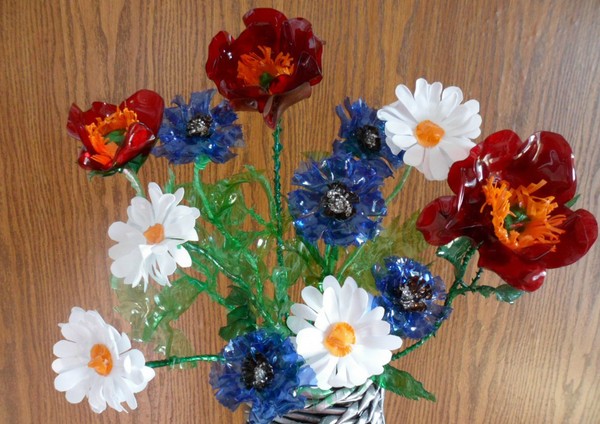 Blommor från plastflaskor: en mästerklass för att göra plasthantverk med egna händer
