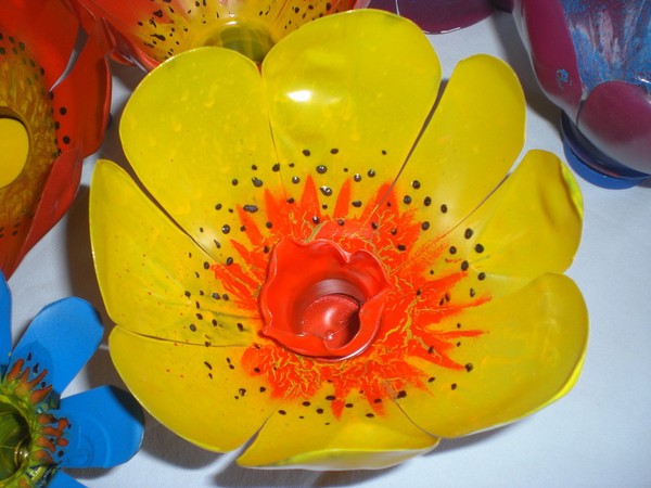Blommor från plastflaskor: en mästerklass för att göra plasthantverk med egna händer Blommor från plastflaskor: en mästerklass för att göra plasthantverk med egna händer
