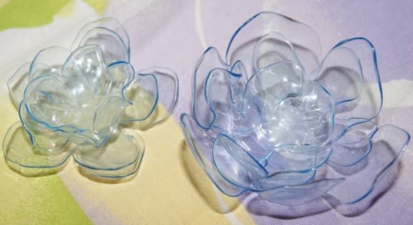 Blommor från plastflaskor: en mästerklass för att göra plasthantverk med egna händer