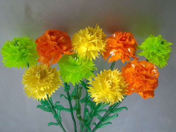 Blommor från plastflaskor: en mästerklass för att göra plasthantverk med egna händer Blommor från plastflaskor: en mästerklass för att göra plasthantverk med egna händer