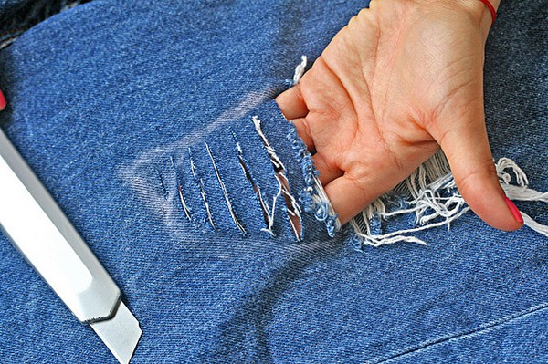 Hur man gör jeans med scuffs eller rensade jeans själv