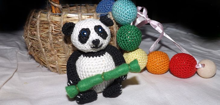 Stickad Panda Toy med dina egna händer