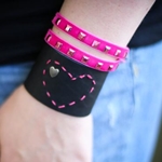 Hur man gör ett läderarmband med egna händer