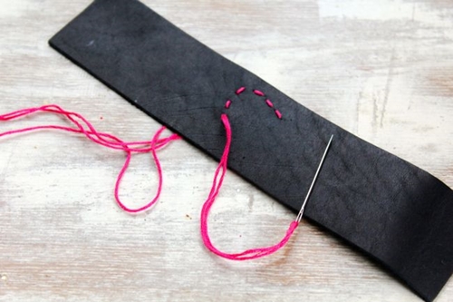 Hur man gör ett läderarmband med egna händer