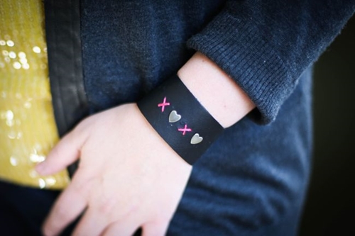 Hur man gör ett läderarmband med egna händer