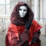 Hur man gör en mask med egna händer för Halloween?