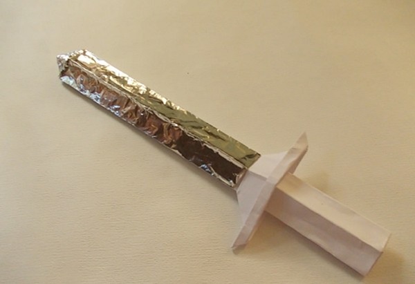 Hur man gör ett svärd från papper med egna händer