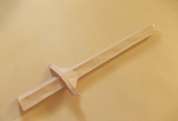 Hur man gör ett svärd från papper med egna händer
