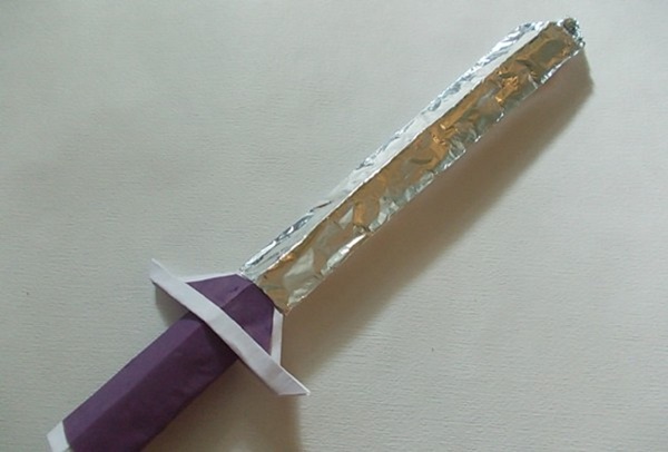 Hur man gör ett svärd från papper med egna händer