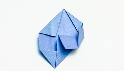 Hur man gör en origamiblomma med egna händer