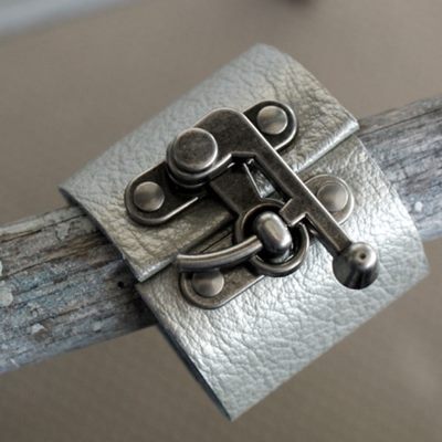 Hur man gör ett brett mans läderarmband