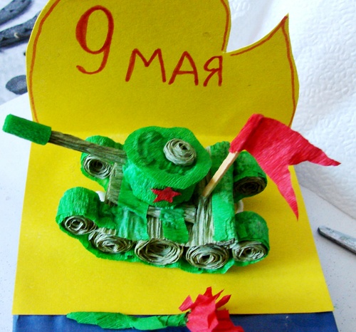 Hantverk för 9 maj med egna händer: en tank av papper