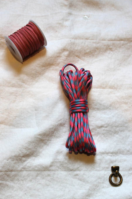 Armband med bred ledning och remsor av läder