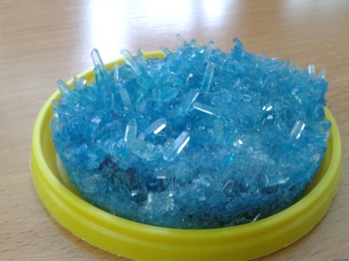 Hur man odlar en kristall från salt hemma