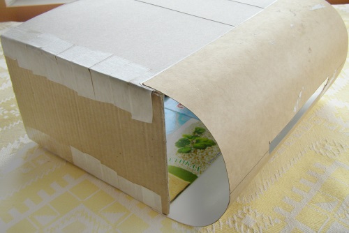 En presentförpackning till pengar för ett bröllop med egna händer