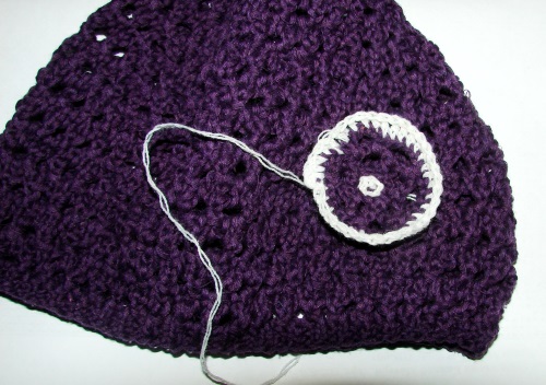 Sommarhatt med stickande nålar