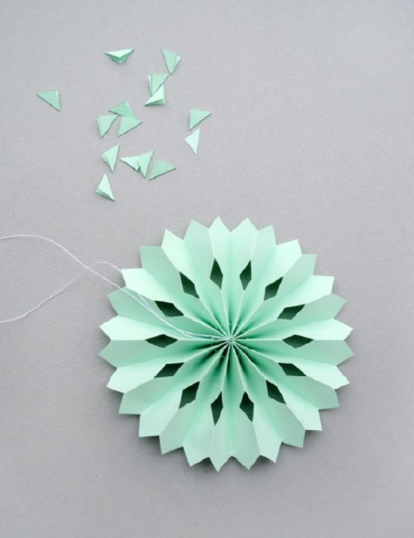 Vackra snöflingor för nytt år 2017 med egna händer papper - diagram och fotografier i steg. Master klasser för barn på stora snöflingor i origami teknik