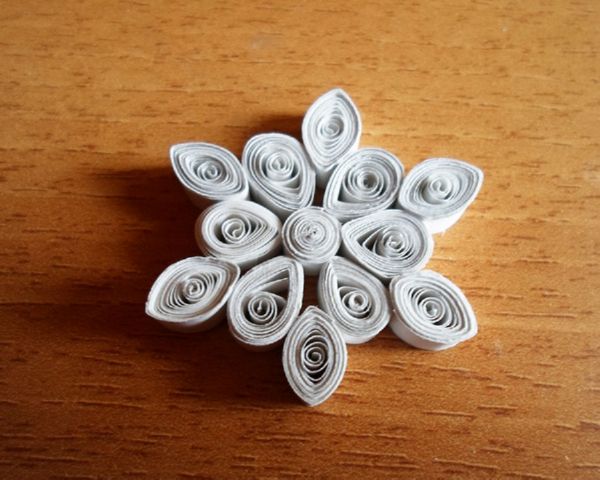Vackra snöflingor för nytt år 2017 med egna händer papper - diagram och fotografier i steg. Master klasser för barn på stora snöflingor i origami teknik