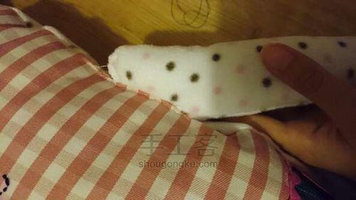 Mjukt leksak kanin med egna händer