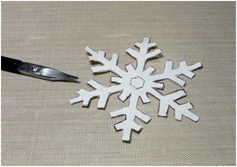 klippa ut en snöflinga