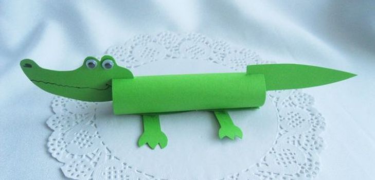 Krokodil gjord av färgat papper med egna händer