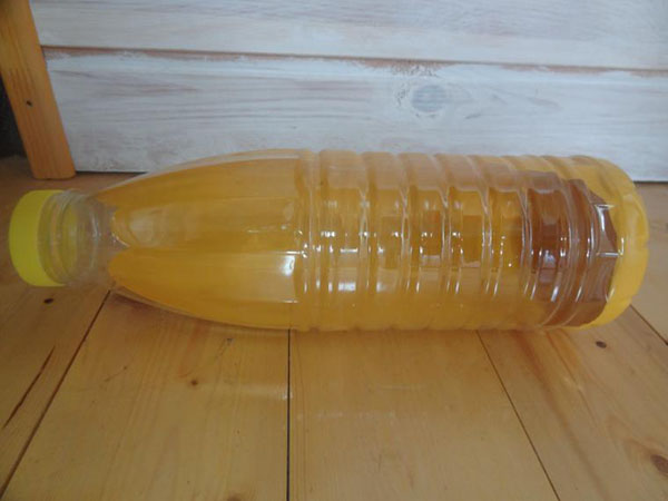 Nytt hantverk från plastflaskor med egna händer för trädgård och fruktträdgård
