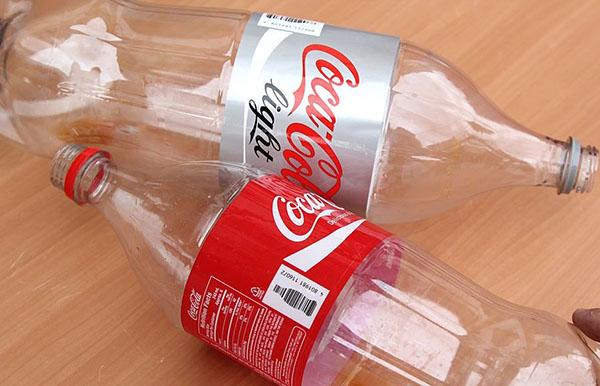 Nytt hantverk från plastflaskor med egna händer för trädgård och fruktträdgård