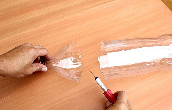 Nytt hantverk från plastflaskor med egna händer för trädgård och fruktträdgård