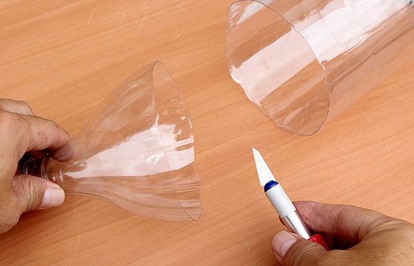 Nytt hantverk från plastflaskor med egna händer för trädgård och fruktträdgård