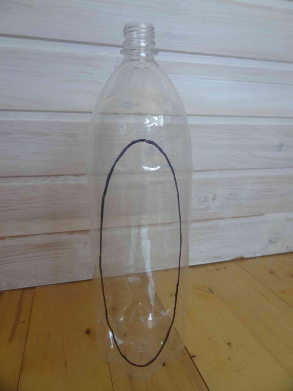 Nytt hantverk från plastflaskor med egna händer för trädgård och fruktträdgård