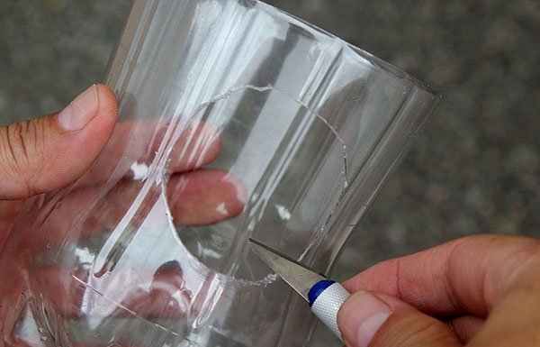 Nytt hantverk från plastflaskor med egna händer för trädgård och fruktträdgård