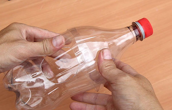 Nytt hantverk från plastflaskor med egna händer för trädgård och fruktträdgård
