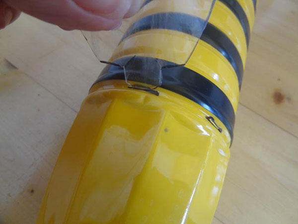 Nytt hantverk från plastflaskor med egna händer för trädgård och fruktträdgård