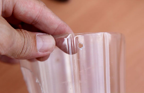 Nytt hantverk från plastflaskor med egna händer för trädgård och fruktträdgård