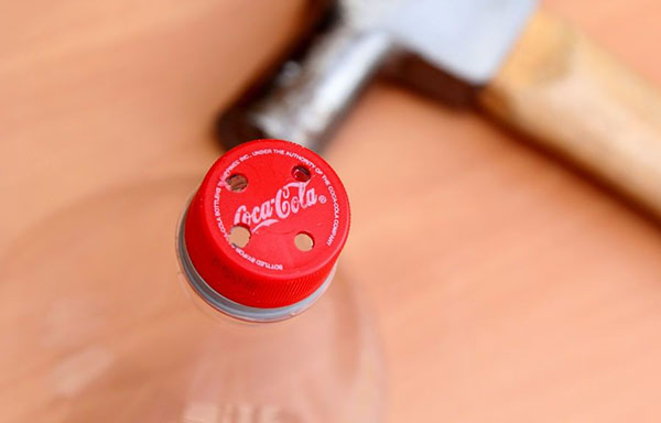 Nytt hantverk från plastflaskor med egna händer för trädgård och fruktträdgård