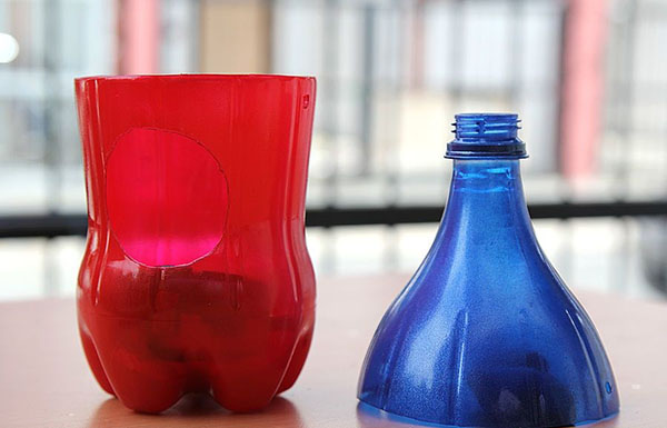 Nytt hantverk från plastflaskor med egna händer för trädgård och fruktträdgård