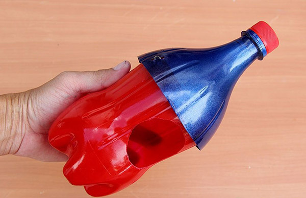 Nytt hantverk från plastflaskor med egna händer för trädgård och fruktträdgård