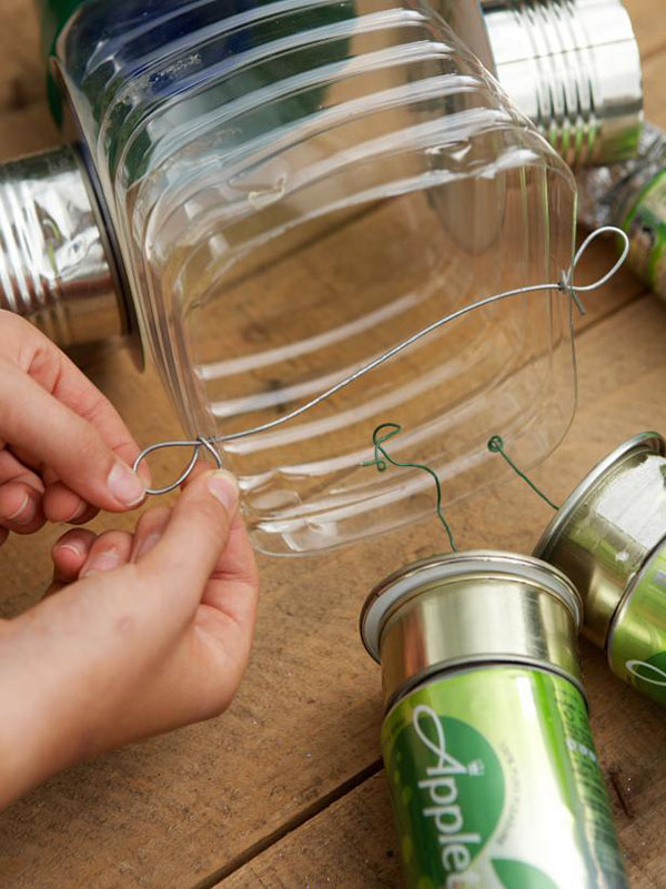 Nytt hantverk från plastflaskor med egna händer för trädgård och fruktträdgård